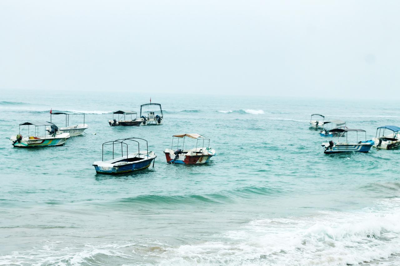 Coral Seas Beach Хиккадува Экстерьер фото
