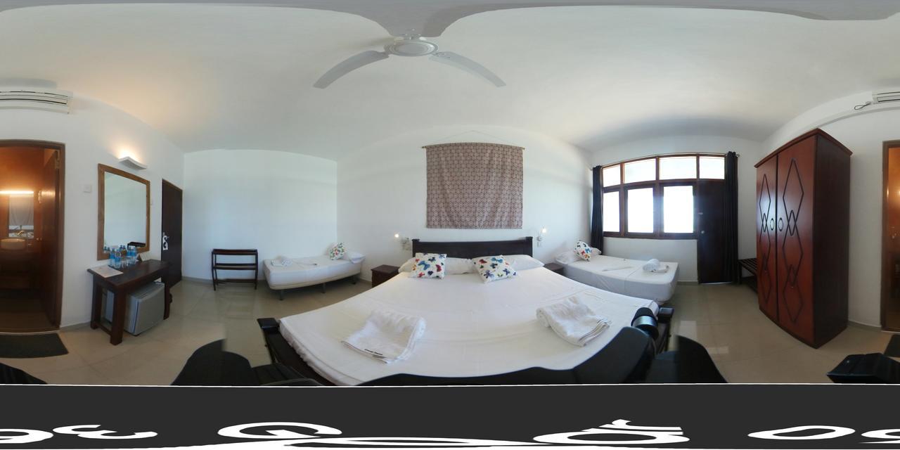 Coral Seas Beach Хиккадува Экстерьер фото